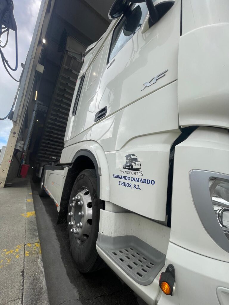 Camión de Transportes Jamardo con bañera basculante en instalaciones industriales