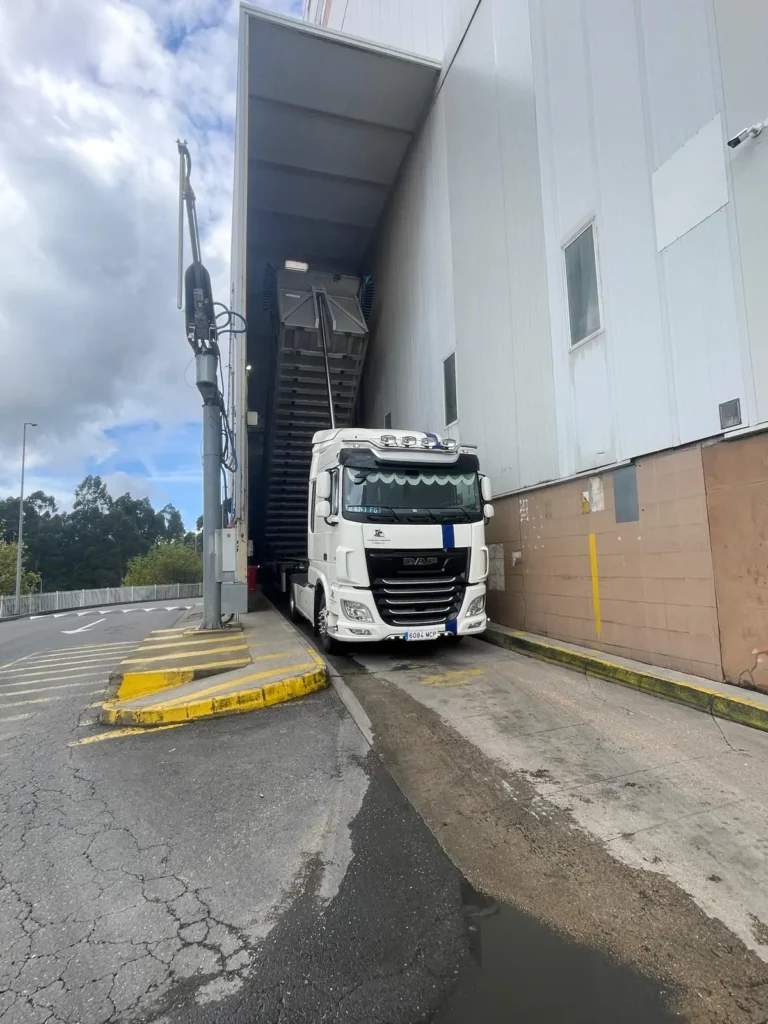 Bañera basculante descargando producto a granel en instalaciones industriales
