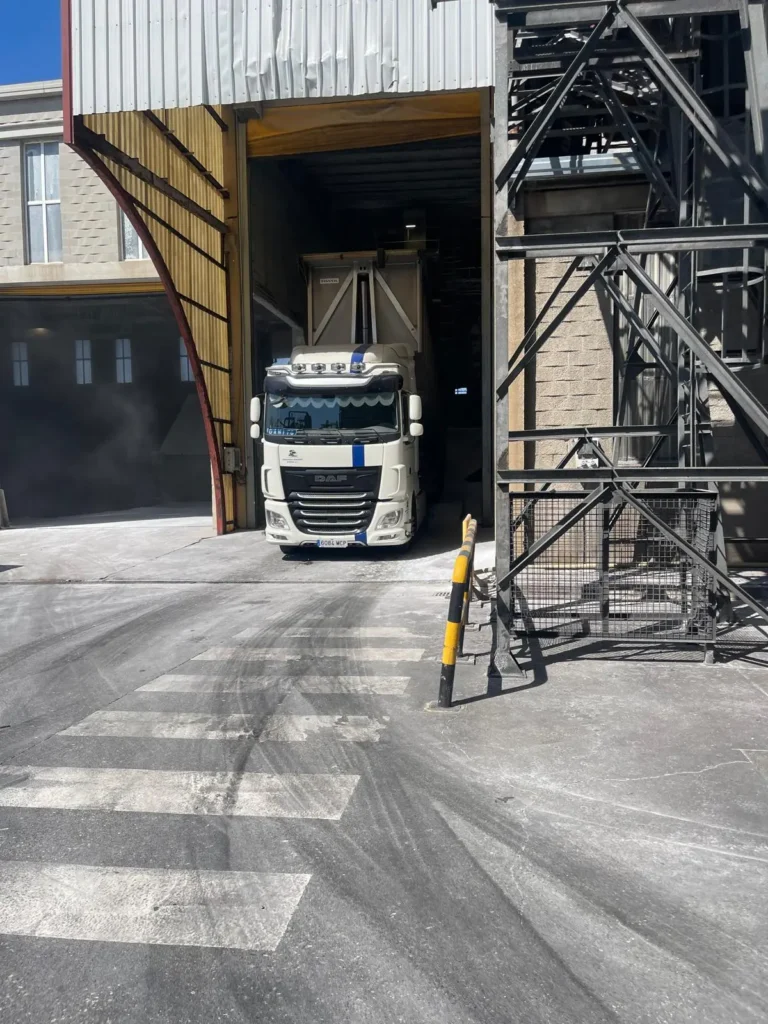Camión de Transportes Jamardo con la bañera basculante elevada durante la descarga