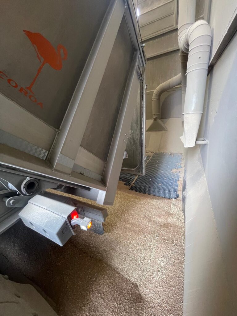 Detalle del producto a granel transportado en una bañera basculante
