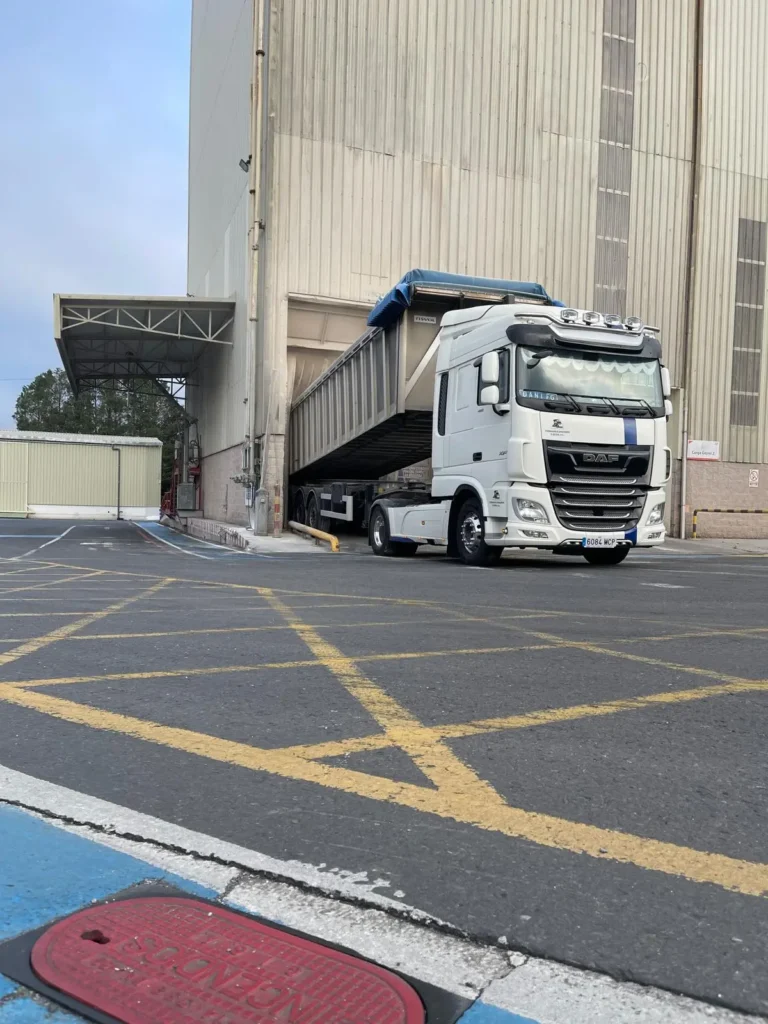 Camión con bañera basculante elevada en una zona industrial