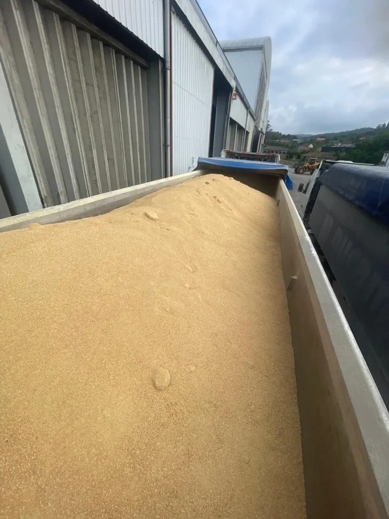 Camión de Transportes Jamardo con bañera basculante en instalaciones industriales