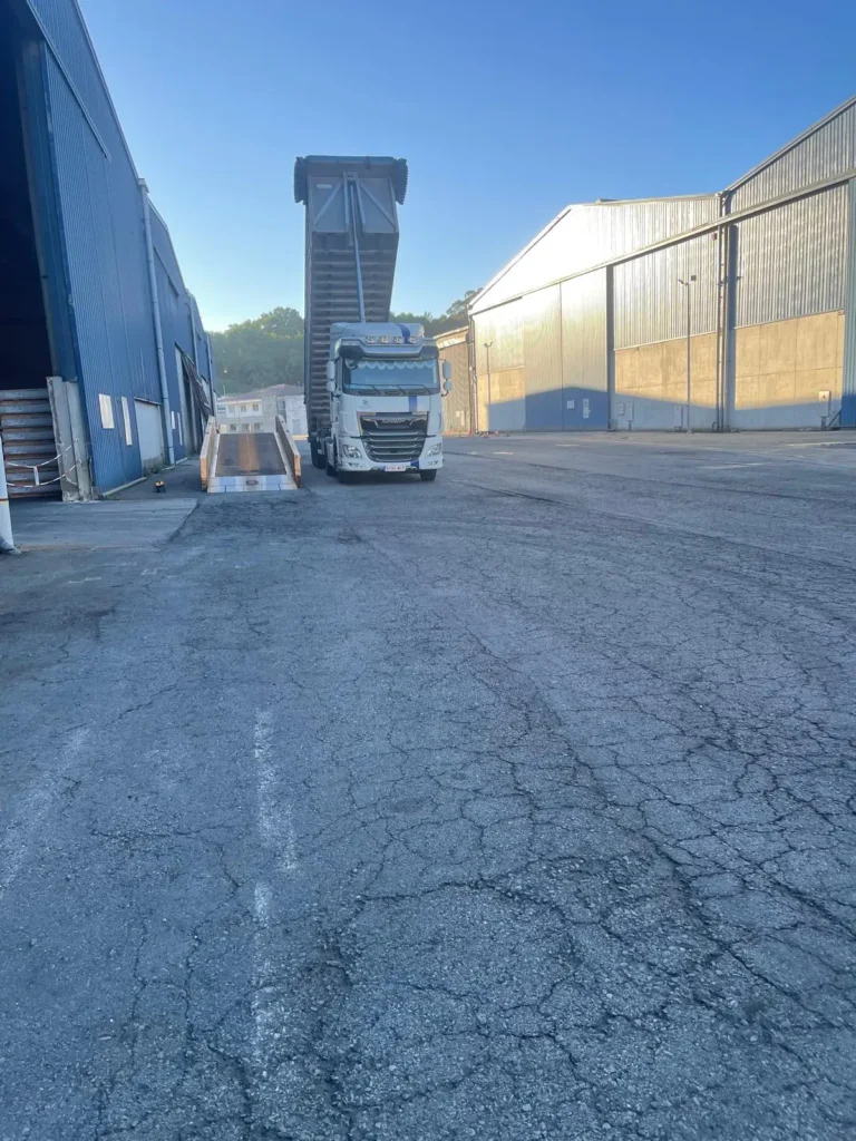 Camión de Transportes Jamardo trabajando con bañera basculante en una planta industrial