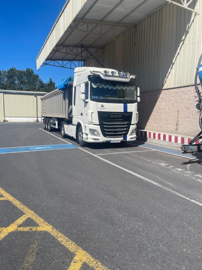 Camión de Transportes Jamardo con bañera basculante durante un servicio industrial