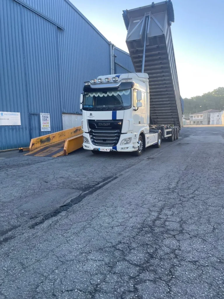 Camión de Transportes Jamardo con bañera basculante en una zona de carga
