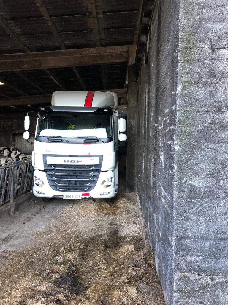 Camión de Transportes Jamardo en instalaciones ganaderas