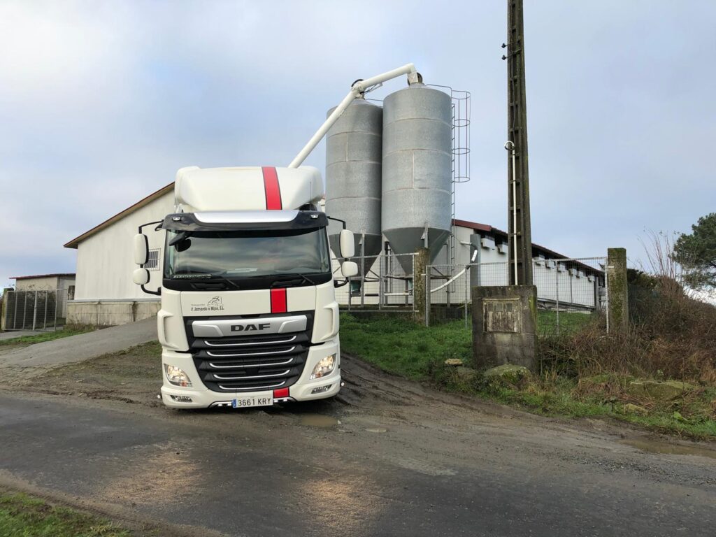 Camión de Transportes Jamardo junto a silos de granja