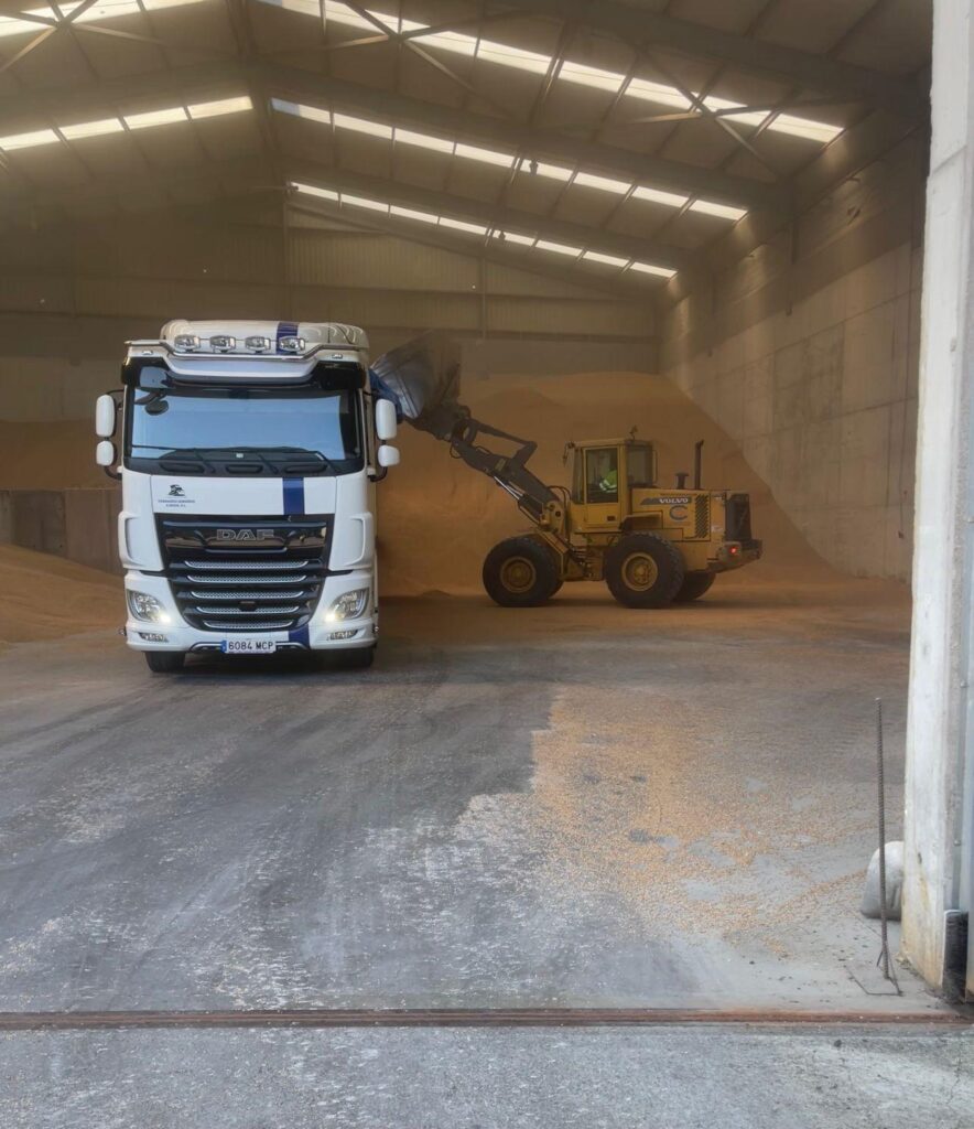 Carga de materia prima para transporte en un almacén