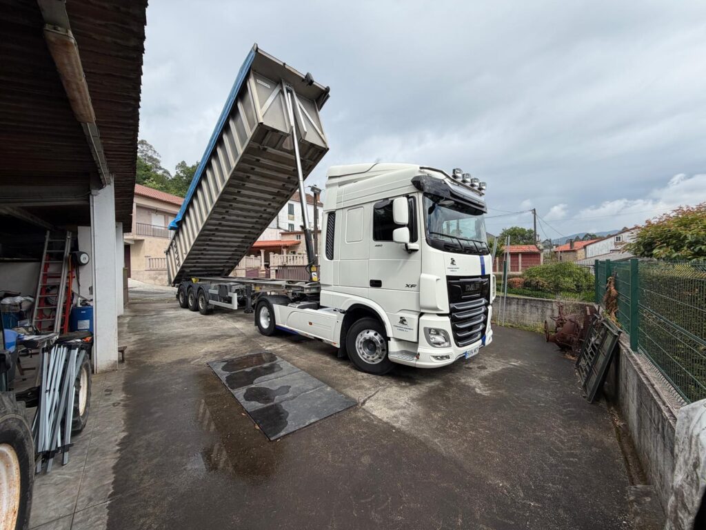 Bañera basculante de Transportes Jamardo descargando materia prima