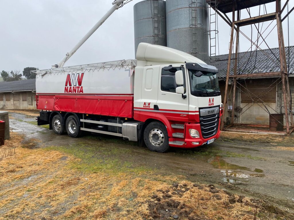 Camión de Transportes Jamardo descargando producto a granel