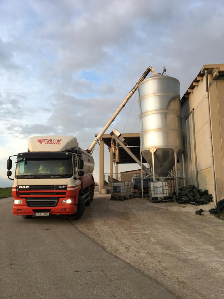 Camión de Transportes Jamardo descargando pienso en un silo