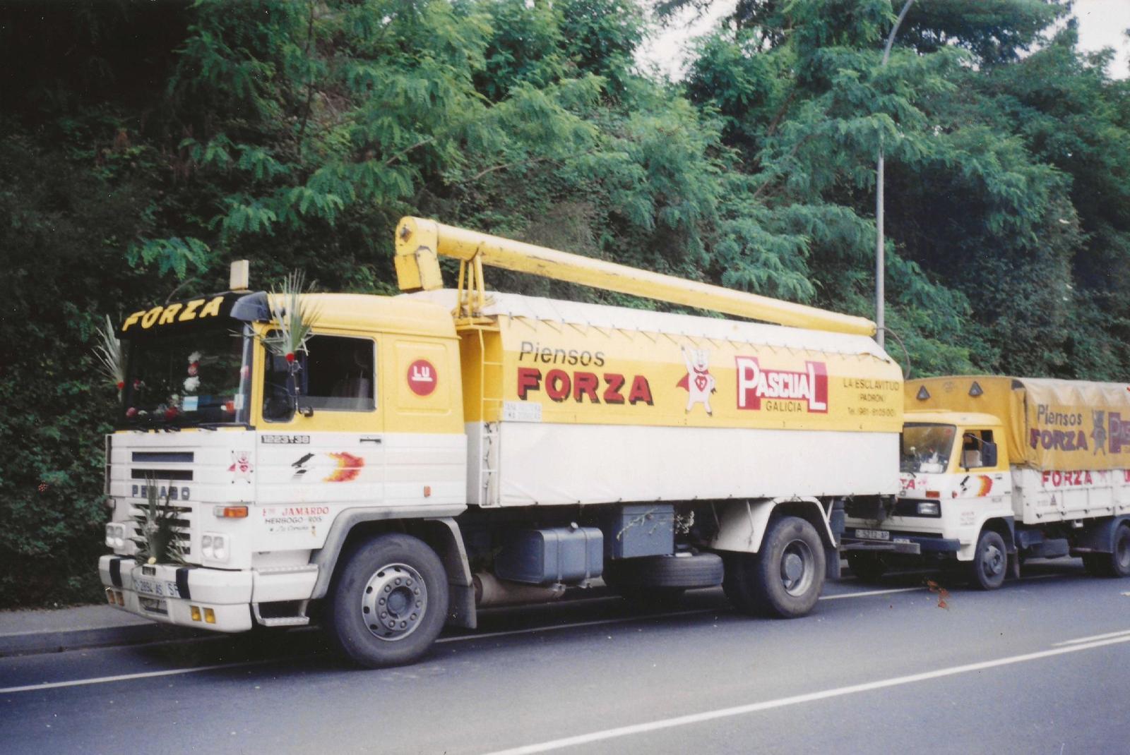 Uno de los primeros camiones de Transportes Jamardo dedicado al reparto de pienso a granel
