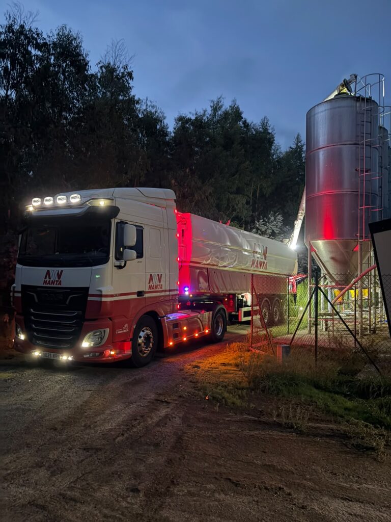 Camión de Transportes Jamardo descargando pienso a granel en un silo durante la noche