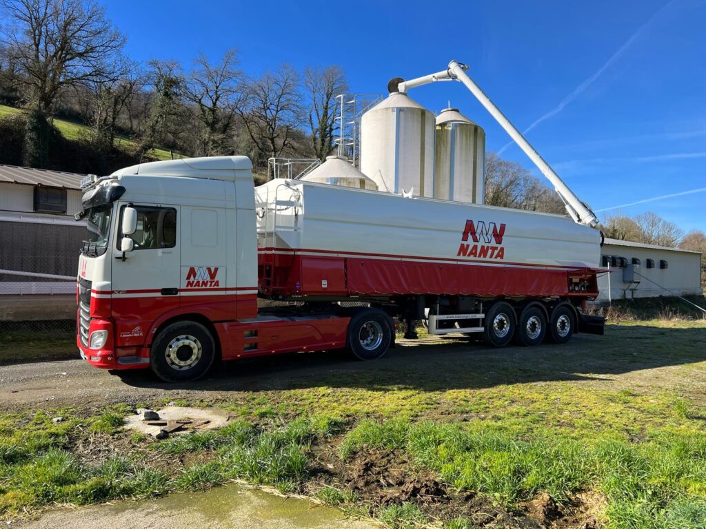 Camión de Transportes Jamardo realizando reparto de pienso a granel en una granja