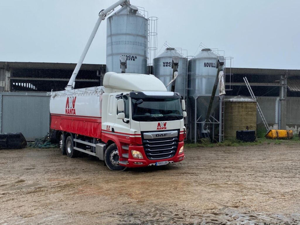 Reparto de pienso a granel en silos de una granja