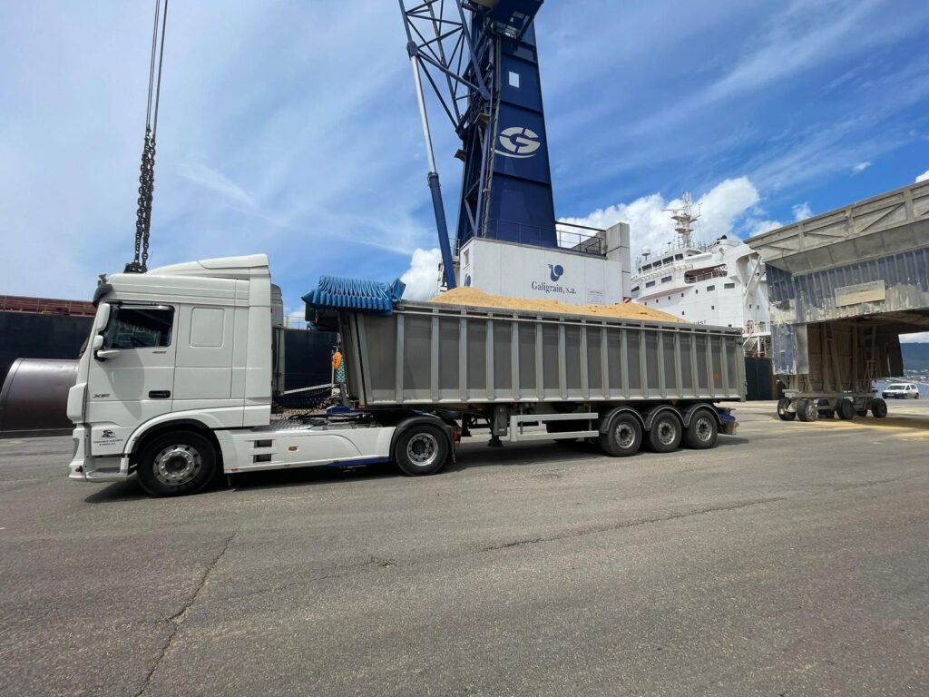 Camión con bañera basculante de Transportes Jamardo en instalaciones portuarias