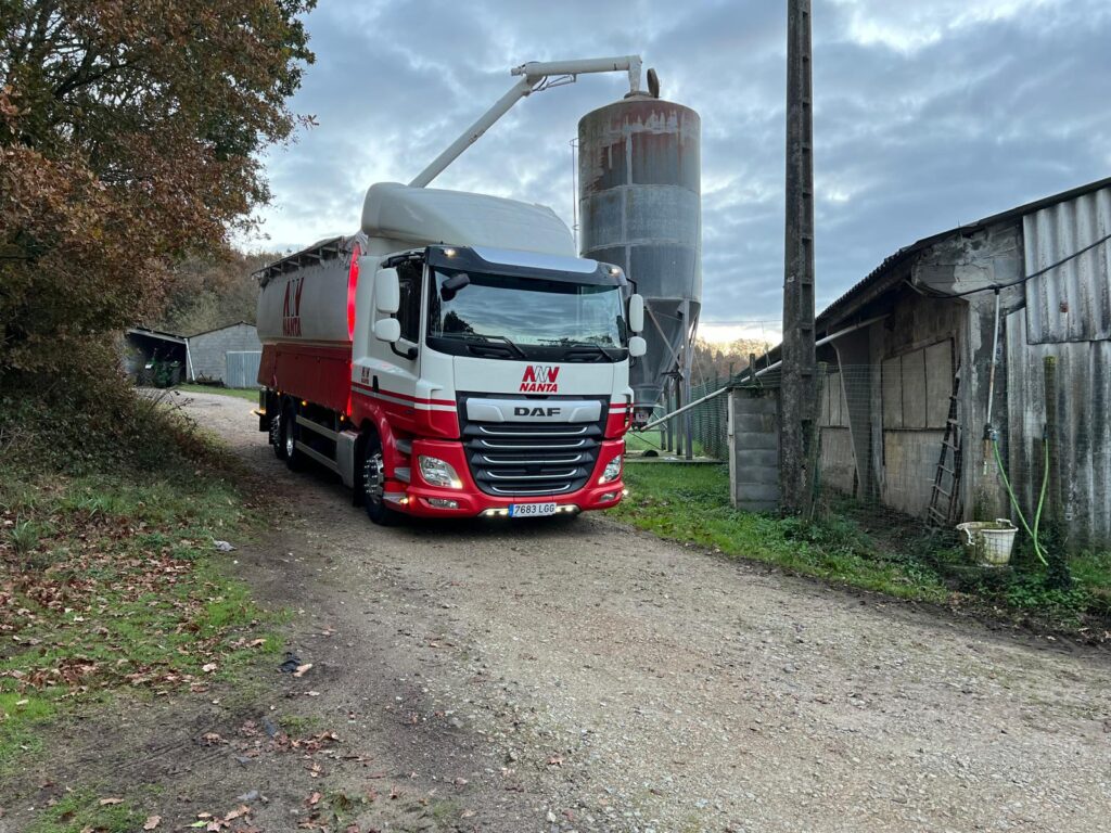 Camión de Transportes Jamardo realizando una entrega en un silo